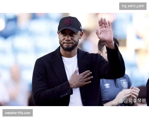 孔帕尼边锋内收战术，拜仁制造过载寻求空间突破